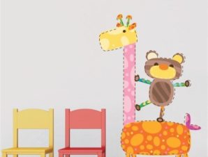 Καμηλοπάρδαλη με αρκουδάκι Παιδικά Αυτοκόλλητα τοίχου 50 x 80 εκ.