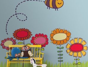 Μέλισσα πετά πάνω από λουλούδια Παιδικά Ταπετσαρίες Τοίχου 100 x 100 εκ.